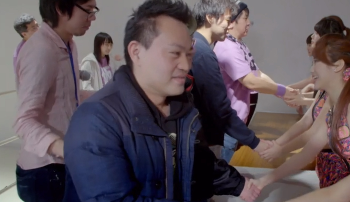 tokyo idol stretta di mano gesto erotico